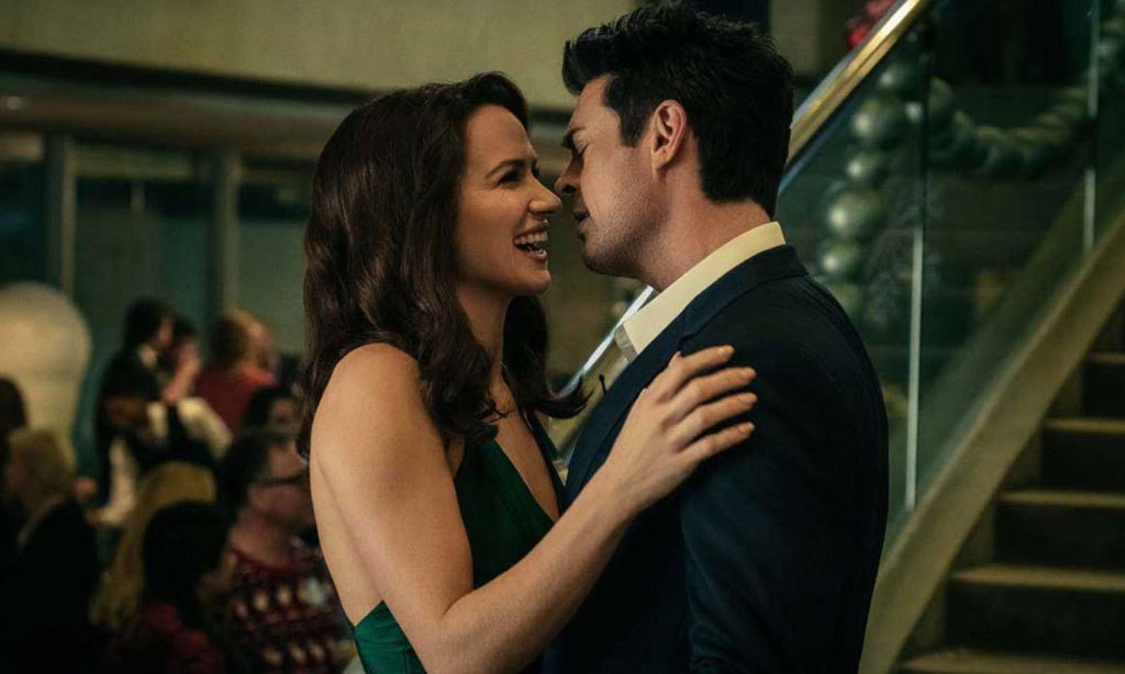 Billy Butcher dançando com Becca em cena do episódio 7 da 1ª temporada de The Boys.