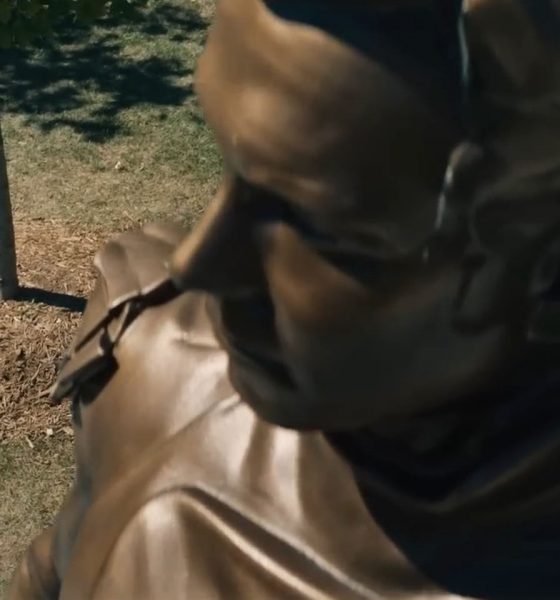 Personagem principal olhando para a estátua da universidade em cena do primeiro trailer de Gen V.