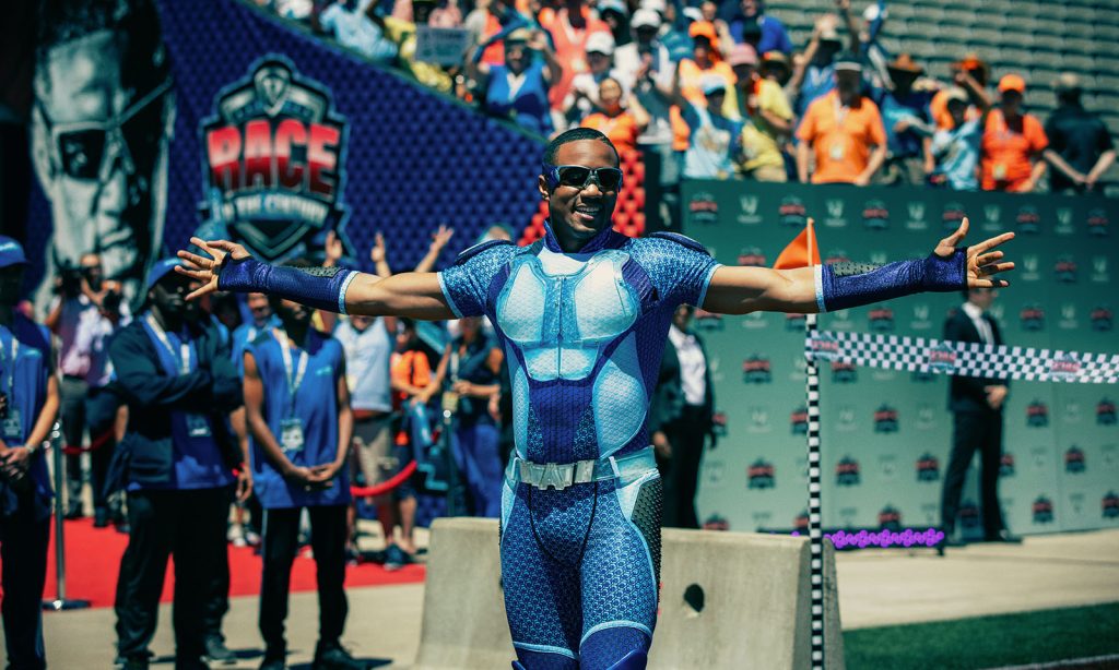 A-Train (Trem-Bala) de braços abertos durante a corrida em cena do episódio 3 da 1ª temporada de The Boys.