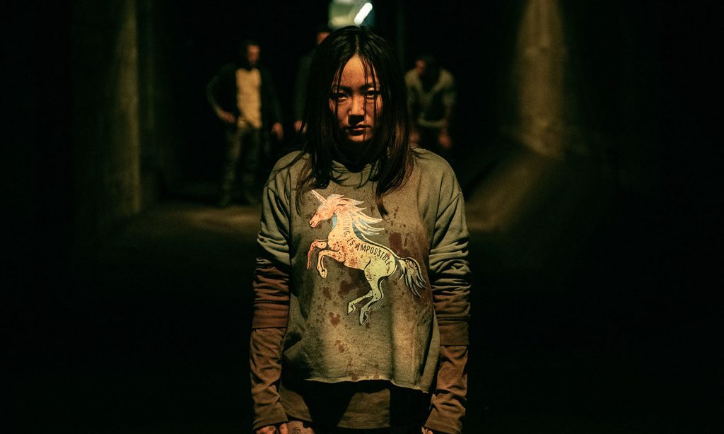 The Female (A Fêmea) suja de sangue com os Rapazes de fundo em cena do episódio 4 da 1ª temporada de The Boys.