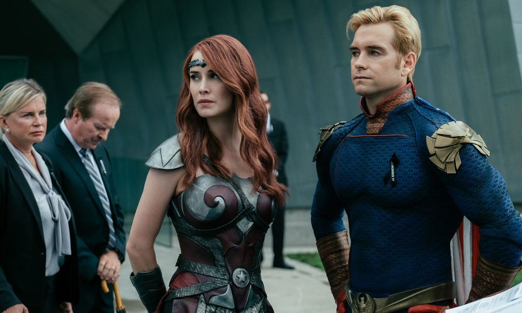 Homelander (Capitão Pátria) e Queen Maeve (Rainha Maeve) olhando para algo ou alguém em cena do episódio 5 da 1ª temporada de The Boys.