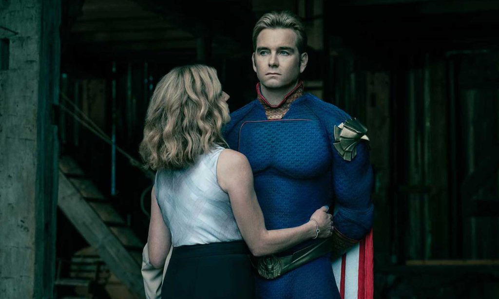 Madelyn abraçando Homelander (Capitão Pátria), que está visivelmente bravo, em cena do episódio 6 da 1ª temporada de The Boys.