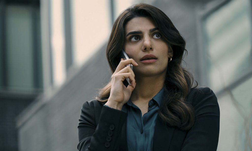 Victoria Neuman falando ao telefone em cena do episódio 4 da 3ª temporada de The Boys.