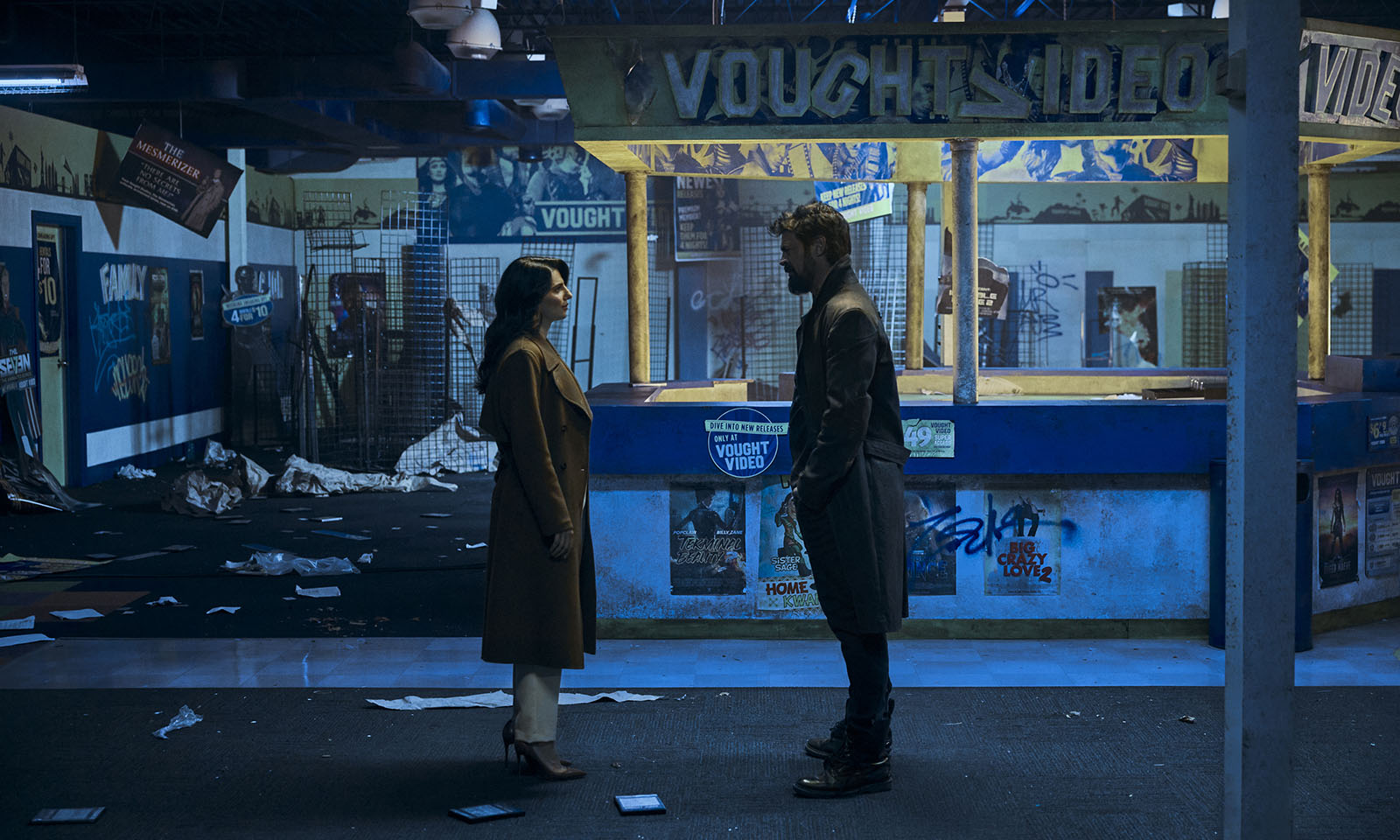 Victoria Neuman e Billy Butcher conversando em uma locadora abandonada da Vought em cena do episódio 1 da 4ª temporada de The Boys.