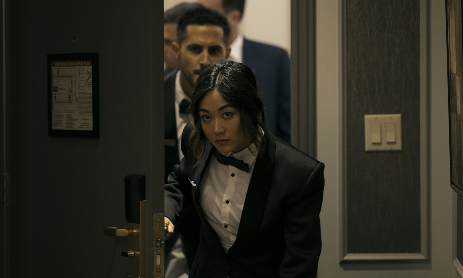 Kimiko e Frenchie (Francês) entrando no quarto de hotel onde Victoria Neuman está hospedada em cena do episódio 1 da 4ª temporada de The Boys.
