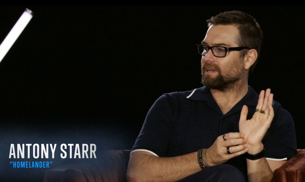 Antony Starr (Capitão Pátria/Homelander) em entrevista para o especial "Por Dentro do Episódio" do Episódio 1 da 4ª Temporada de The Boys.