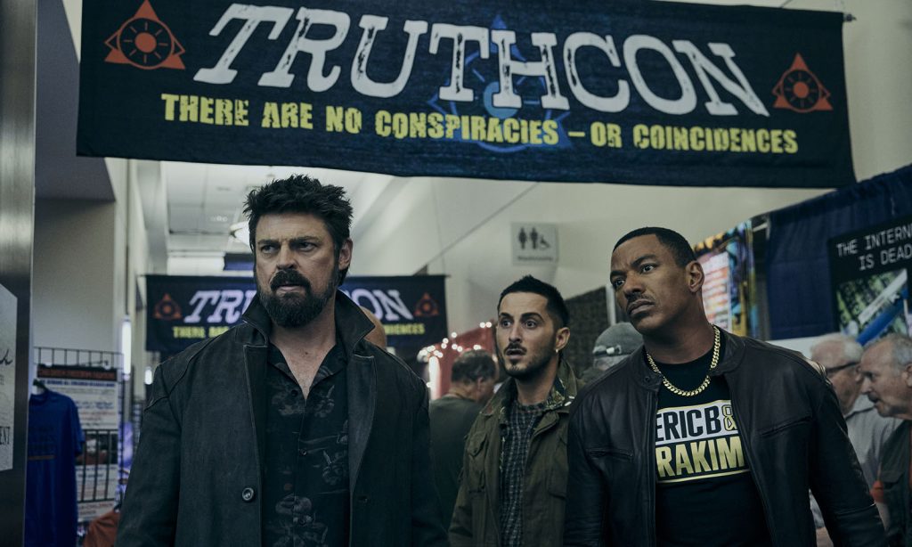 Butcher, Frenchie e Mother's Milk na Truthcon em cena do episódio 2 da 4ª temporada de The Boys.