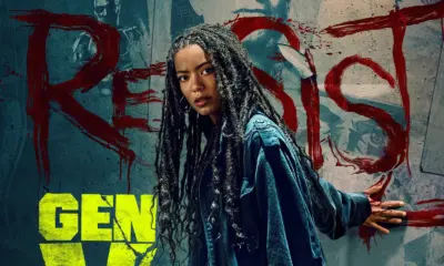 Marie Moreau passando sua mão com sangue em parede com pôsteres dos personagens de The Boys no primeiro pôster da 2ª temporada de Gen V.